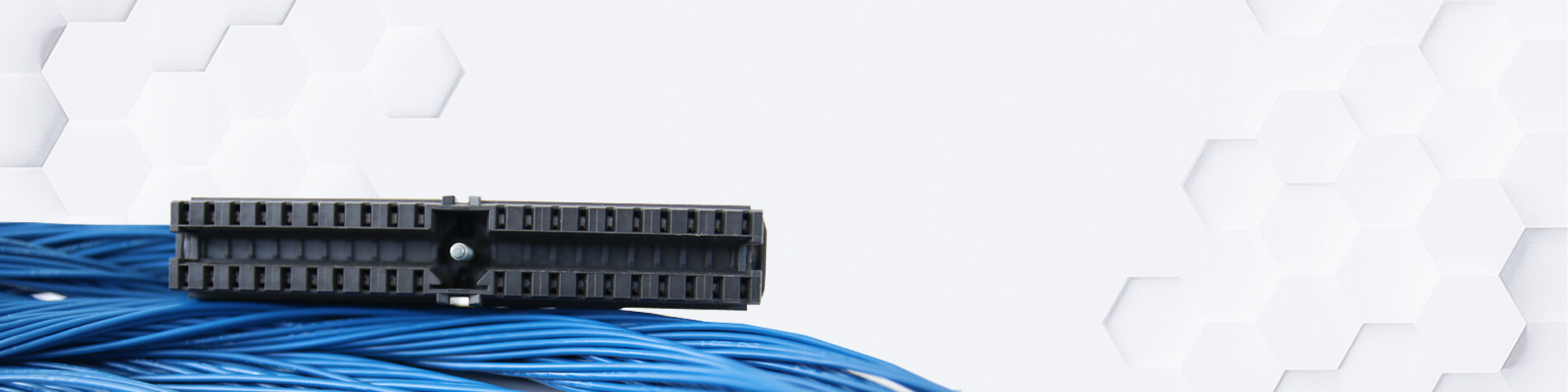 Vor einem weißen Hintergrund mit Wabenmuster liegen blaue Kabel und ein schwarzer Frontstecker.