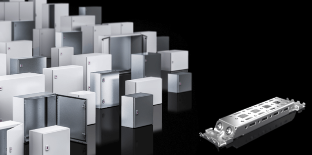Vor schwarzem Hintergrund sind links viele Gehäuse, teils geschlossen und teils geöffnet und rechts eine Schiene von Rittal