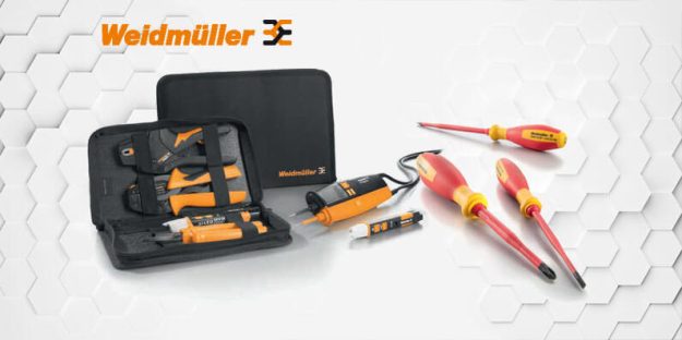 Vor einem weißen Hintergrund mit Wabenmustern an den Rändern ist das Logo von Weidmüller, ein geschlossener und ein aufgeklappter Werkzeugkasten, ein VT-Digi-Gerät und einige Schraubendreher zu sehen.