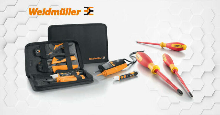 Vor einem weißen Hintergrund mit Wabenmustern an den Rändern ist das Logo von Weidmüller, ein geschlossener und ein aufgeklappter Werkzeugkasten, ein VT-Digi-Gerät und einige Schraubendreher zu sehen.
