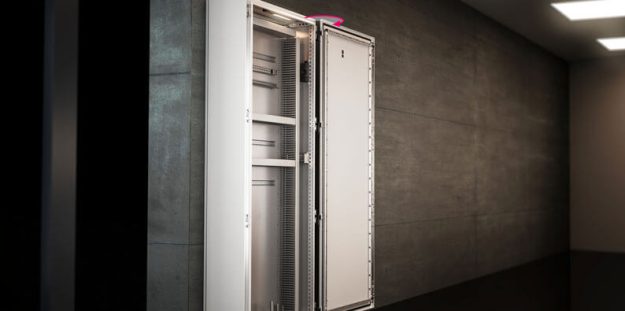 Ein geöffneter VX SE Schrank an einer dunkelgrauen Wand.