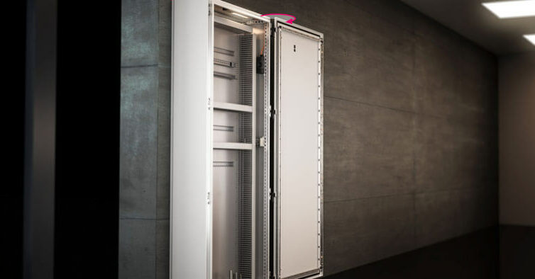 Ein geöffneter VX SE Schrank an einer dunkelgrauen Wand.