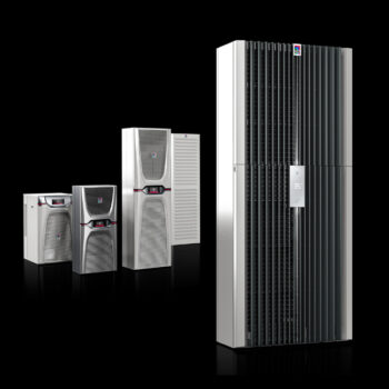 Vor schwarzem Hintergrund sind Rittal Kühlgeräte ausgestellt.