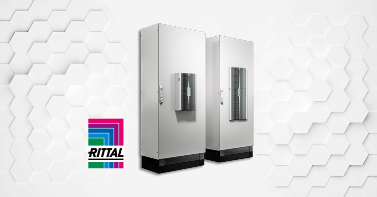 Vor einem weißen Hintergrund mit Wabenmuster an den Seiten sind zwei Kühlgeräte ausgestellt und auf der linken Seite ist das Rittal Logo.
