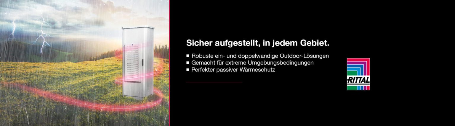 Ein Schrank von Rittal, von einer pinken Spirale umgeben, steht auf einer Wiese, im Hintergrund ist ein Tannenwald und am Himmel sind dunkle Wolken, Blitze und Regen und auf der rechten Seite ist eine Produktbeschreibung und das Logo von Rittal.