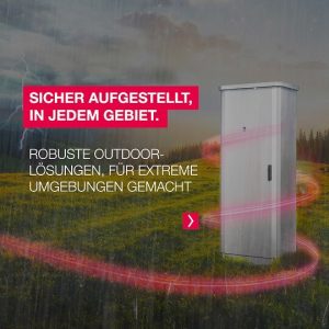 Ein Schrank von Rittal, von einer pinken Spirale umgeben, steht auf einer Wiese, im Hintergrund ist ein Tannenwald und am Himmel sind dunkle Wolken, Blitze und Regen und im Vordergrund ist ein Werbespruch von Rittal.