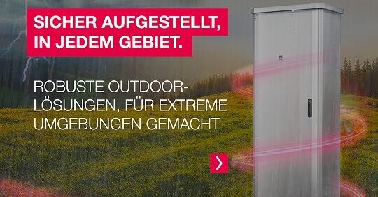 Ein Schrank von Rittal, von einer pinken Spirale umgeben, steht auf einer Wiese, im Hintergrund ist ein Tannenwald und am Himmel sind dunkle Wolken, Blitze und Regen und im Vordergrund ist ein Werbespruch von Rittal.