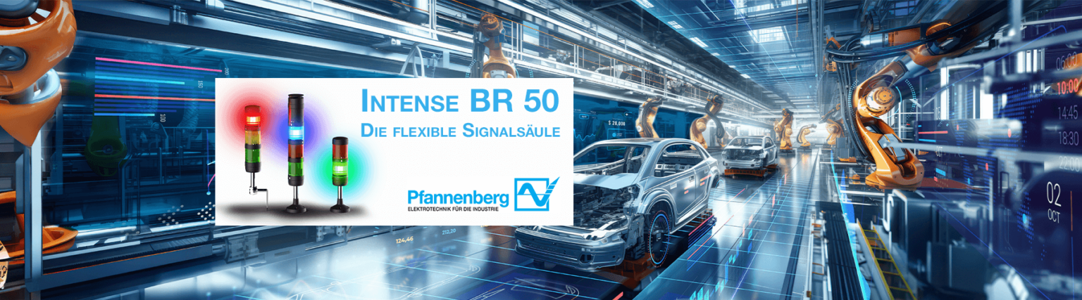 In einer Fabrikhalle für Autofertigung arbeiten Maschinen an der Zusammensetzung von PKWs und im Vordergrund ist ein Werbebanner von Pfannenbergs Intense Sortiment.