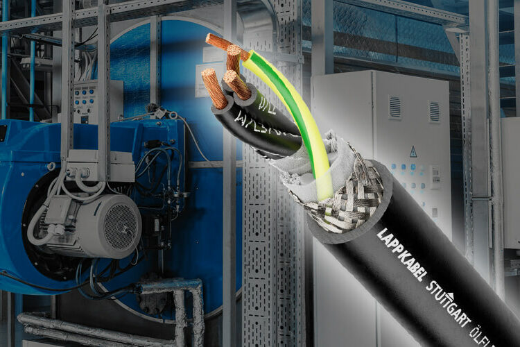 Im Hintergrund ist eine Produktionshalle mit Maschinen und im Vordergrund ist ein schwarzes Kabel ausgetellt, welches zum linken Ende hin in der Bildmitte schichtweise entmantelt wurde und das Innenleben des Kabels aufzeigt.