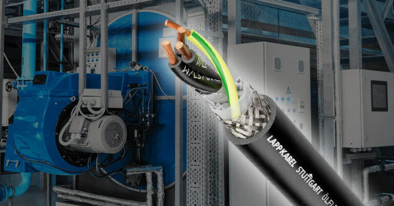 Im Hintergrund ist eine Produktionshalle mit Maschinen und im Vordergrund ist ein schwarzes Kabel ausgetellt, welches zum linken Ende hin in der Bildmitte schichtweise entmantelt wurde und das Innenleben des Kabels aufzeigt.