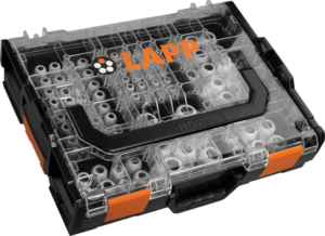 Ein schwarzer Koffer mit durchsichtigem Deckel und orangen Klappen und schwarzem Griff mit dem Schriftzug "LAPP" auf dem Deckel