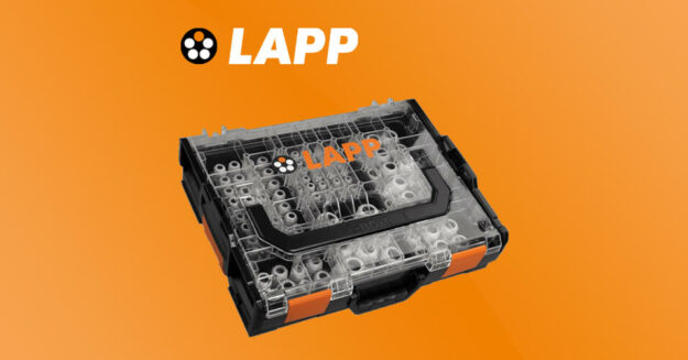 Ein schwarzer Koffer mit durchsichtigem Deckel und orangen Klappen und schwarzem Griff mit dem Schriftzug "LAPP" auf dem Deckel, der Hintergrund ist orange und am oberen Bildrand befindet sich das Logo von Lapp.