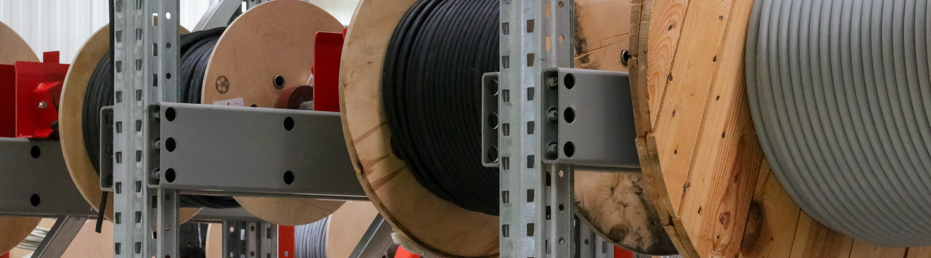 Große Kabeltrummeln im Regal