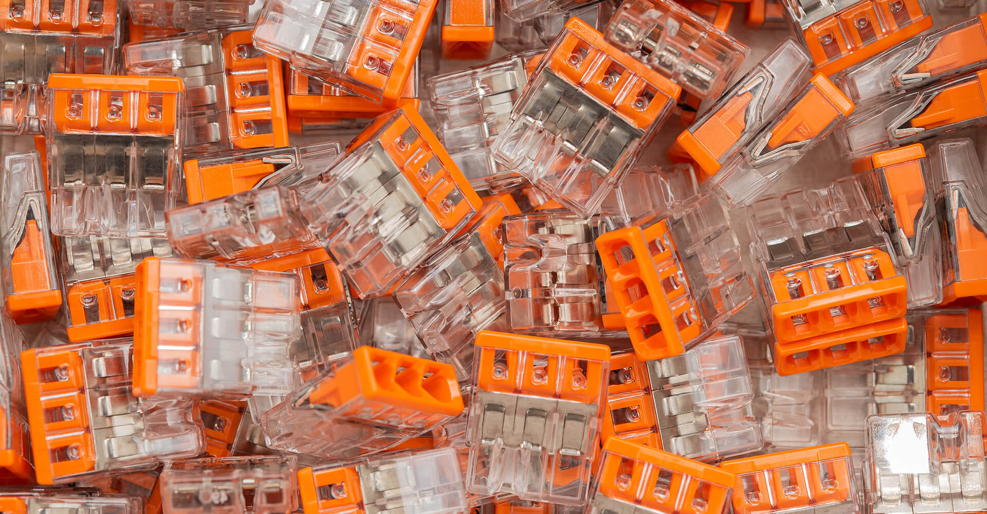 Orangefarbene Kabelklemmen