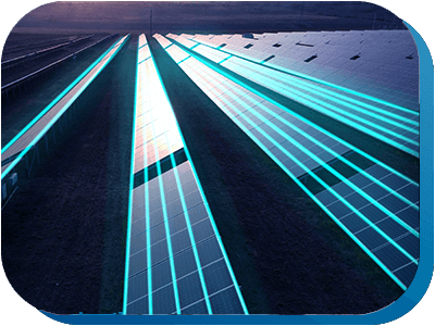 ev_PV-Anlagen Großflächige Photovoltaik-Anlage mit mehreren parallelen Reihen von Solarmodulen, die sich perspektivisch in die Tiefe erstrecken. Die Module sind von leuchtenden, cyanfarbenen Linien akzentuiert, die eine moderne, digitale Darstellung erzeugen. Die Anlage befindet sich in einer offenen Landschaft unter gedämpftem Himmel, wobei die geometrische Anordnung der Module im Vordergrund dominiert.