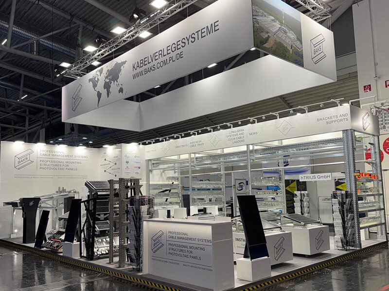 Der Messestand von BAKS auf der Intersolar, auf dem Muster von Kabeltragsystemen und PV-Unterkonstruktionen ausgestellt sind