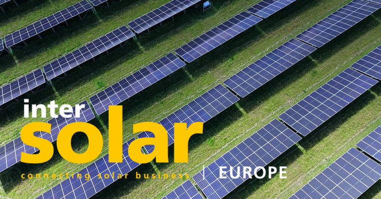 Ein Solarpark und das Logo der messe Intersolar