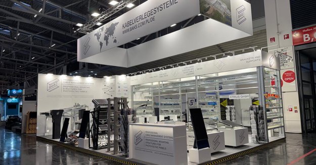 Der Messestand von BAKS auf der Intersolar, auf dem Muster von Kabeltragsystemen und PV-Unterkonstruktionen ausgestellt sind