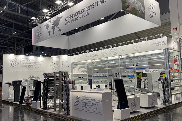 Der Messestand von BAKS auf der Intersolar, auf dem Muster von Kabeltragsystemen und PV-Unterkonstruktionen ausgestellt sind