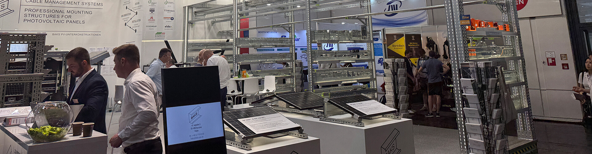 Der Messestand von BAKS auf der Intersolar, auf dem Muster von Kabeltragsystemen und PV-Unterkonstruktionen ausgestellt sind