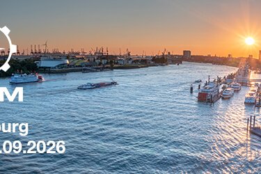 SMM Hamburg 2026 – Blick über den Hamburger Hafen bei Sonnenuntergang mit Schiffen, Hafenanlagen und Elbe. Einladung von straschu und BAKS zur weltweit führenden Messe der maritimen Industrie vom 01. bis 04. September 2026 in Halle A5, Stand 631
