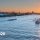 SMM Hamburg 2026 – Blick über den Hamburger Hafen bei Sonnenuntergang mit Schiffen, Hafenanlagen und Elbe. Einladung von straschu und BAKS zur weltweit führenden Messe der maritimen Industrie vom 01. bis 04. September 2026 in Halle A5, Stand 631