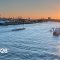 SMM Hamburg 2026 – Blick über den Hamburger Hafen bei Sonnenuntergang mit Schiffen, Hafenanlagen und Elbe. Einladung von straschu und BAKS zur weltweit führenden Messe der maritimen Industrie vom 01. bis 04. September 2026 in Halle A5, Stand 631