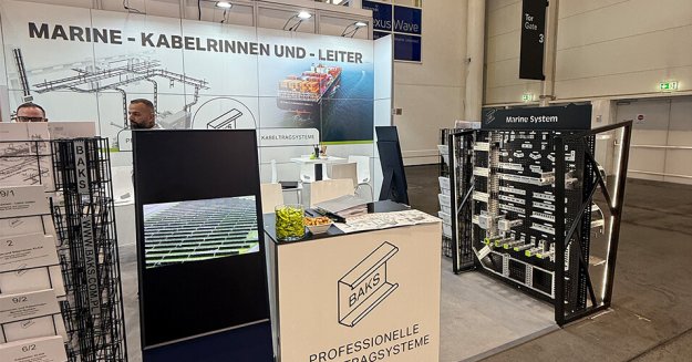 Messestand von BAKS auf der SMM mit Counter, Prospektständer und Musterregal