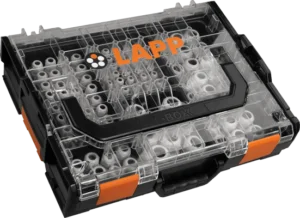 Ein schwarzer Koffer mit durchsichtigem Deckel und orangen Klappen und schwarzem Griff mit dem Schriftzug "LAPP" auf dem Deckel