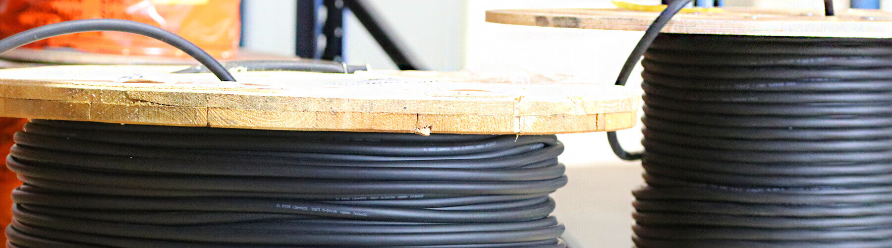 Zwei große Kabelrollen stehen nebeneinander.